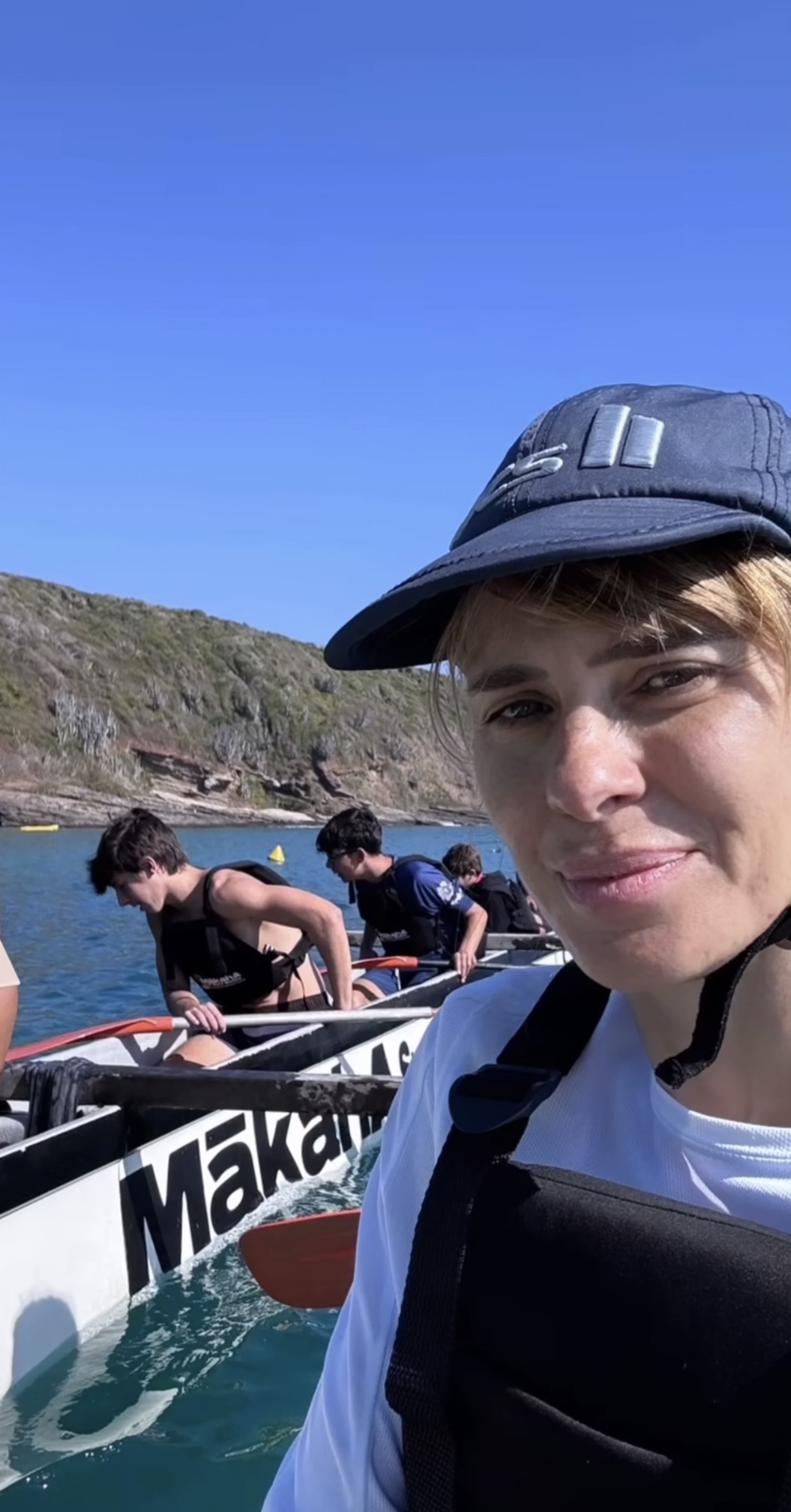 Carolina Dieckmann compartilha registros andando de canoa havaiana - Reprodução