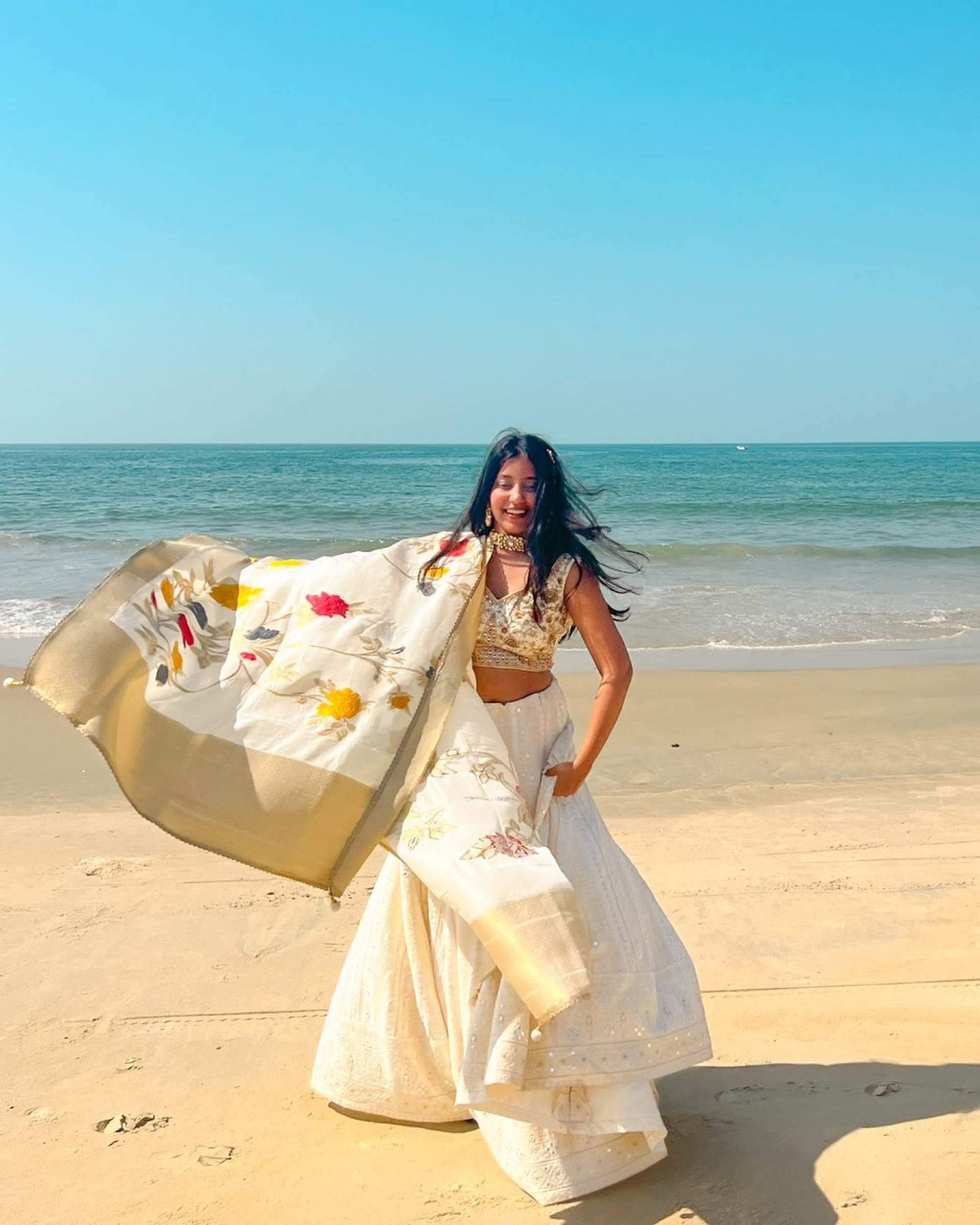 Influenciadora morre após cair de cachoeira enquanto filmava