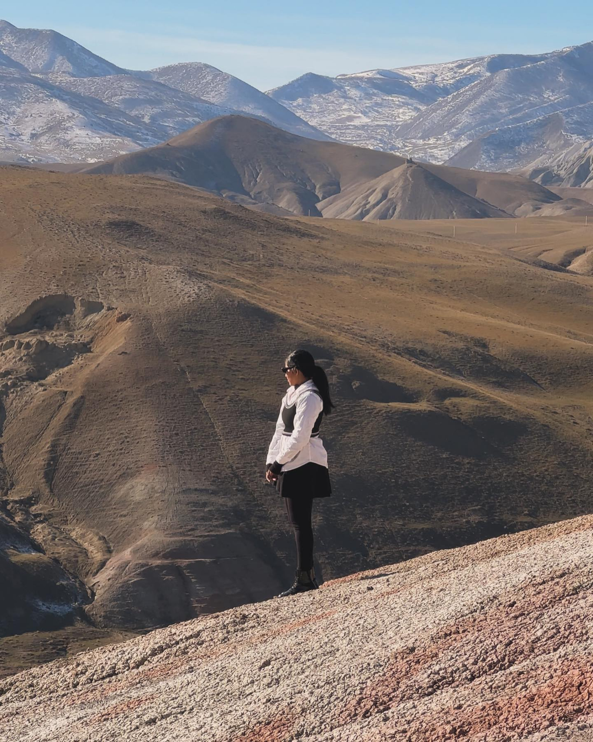 Influenciadora morre após cair de cachoeira enquanto filmava
