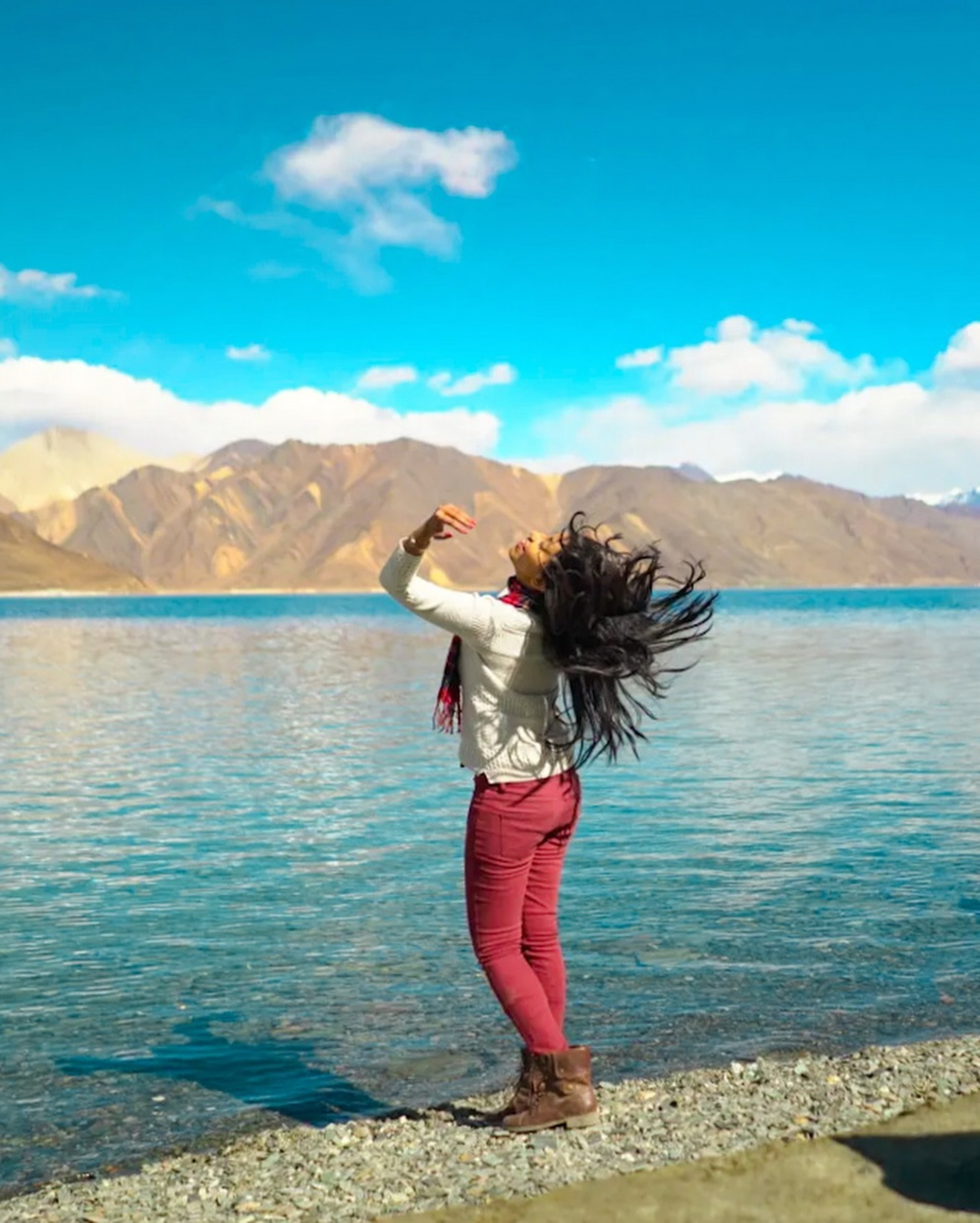 Influenciadora morre após cair de cachoeira enquanto filmava