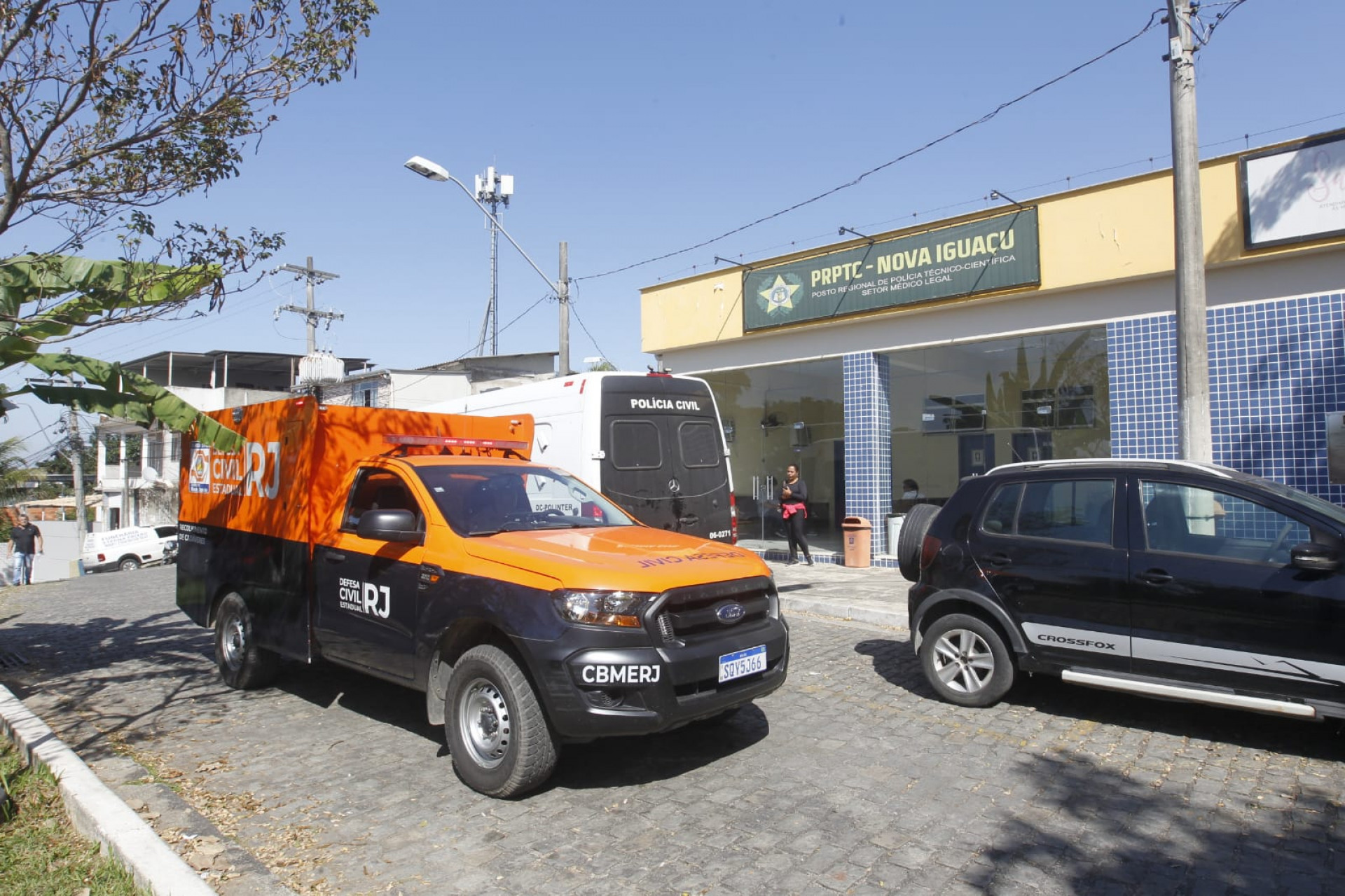 Familiares e amigos no IML de Nova Iguaçu, para liberação dos corpos de pai e filho - Reginaldo Pimenta/Agência O Dia