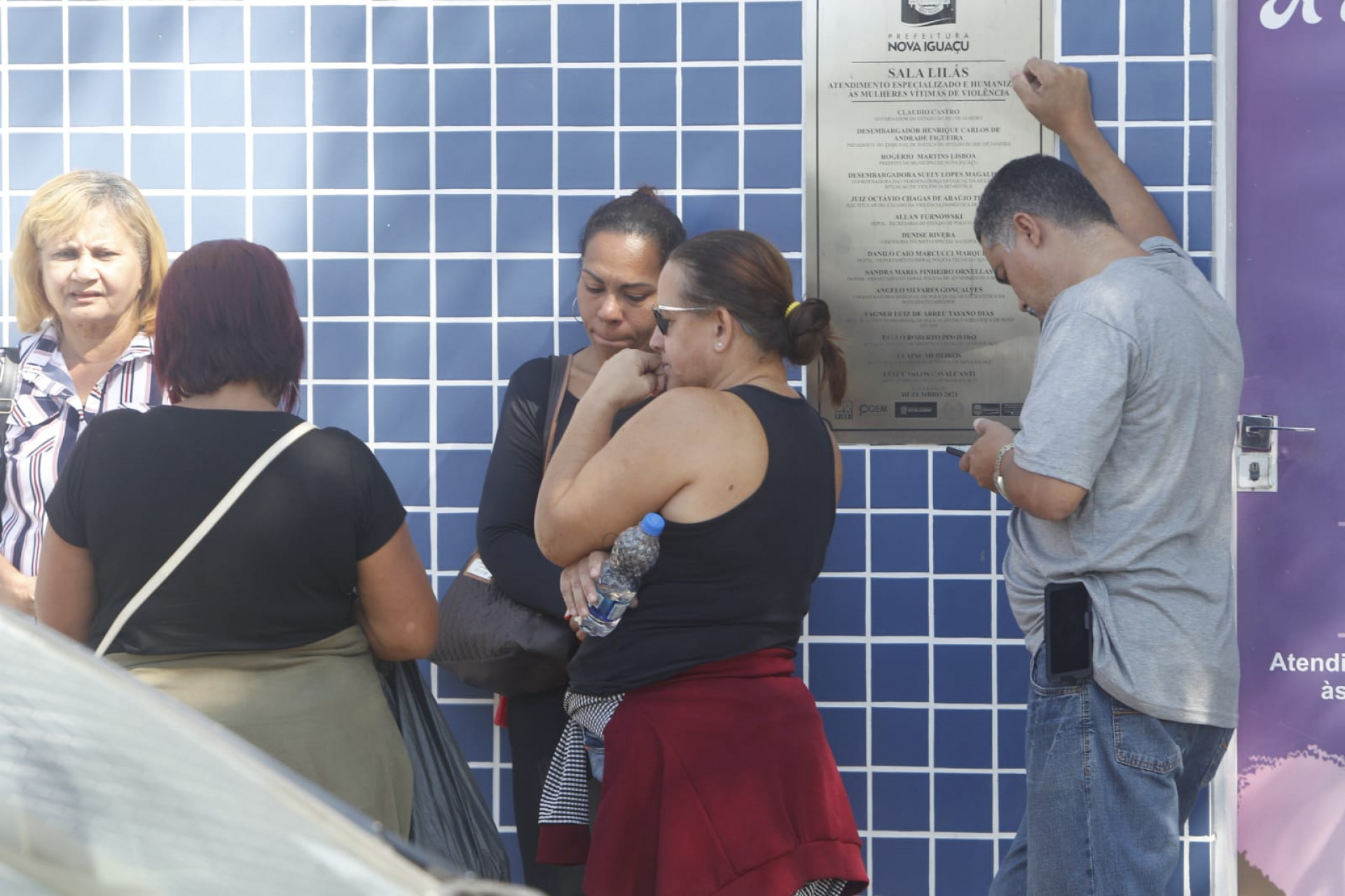 Familiares e amigos no IML de Nova Iguaçu, para liberação dos corpos de pai e filho - Reginaldo Pimenta/Agência O Dia