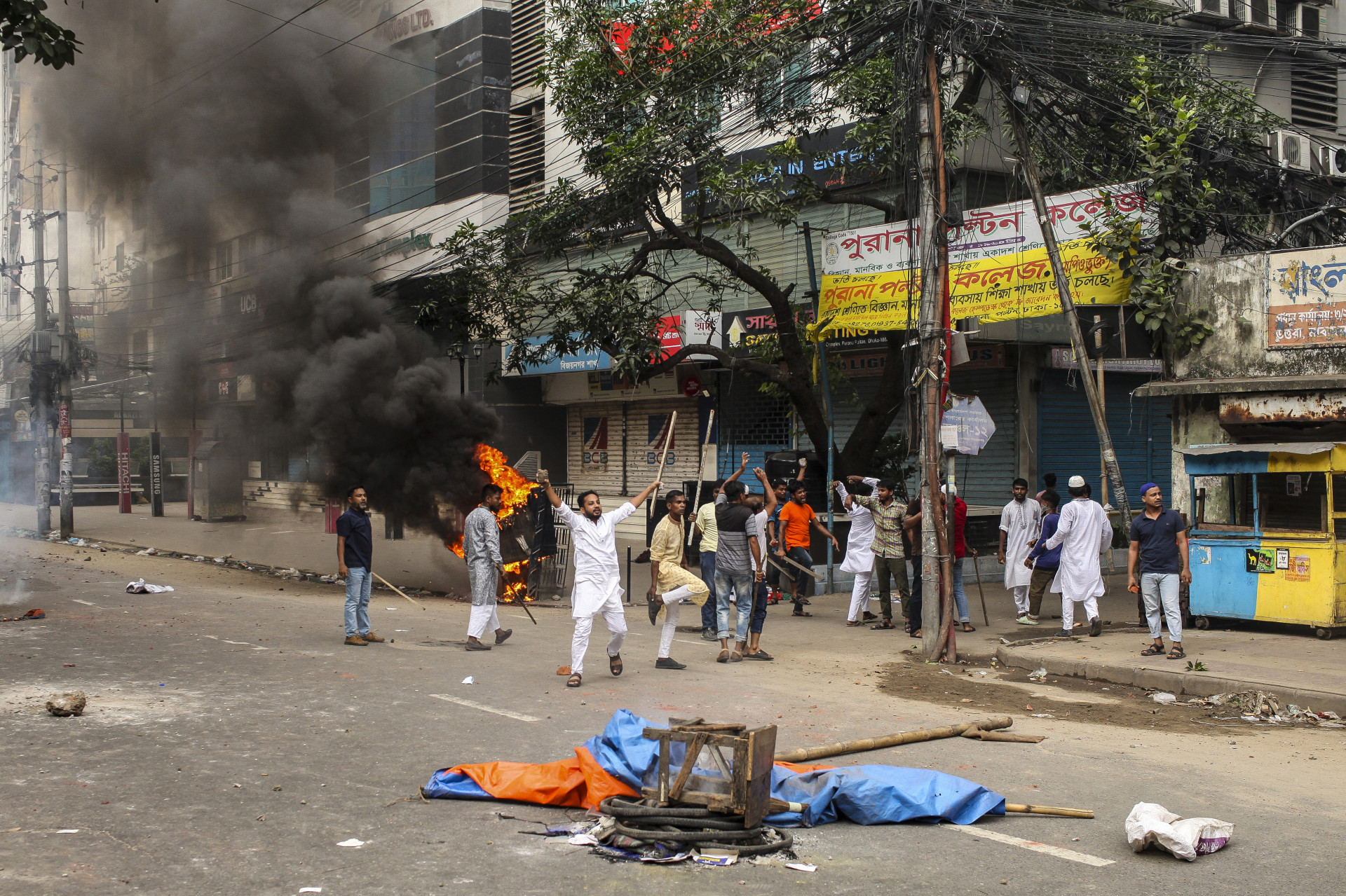 Bangladesh decreta toque de recolher e mobiliza militares em meio a onda de protestos - AFP