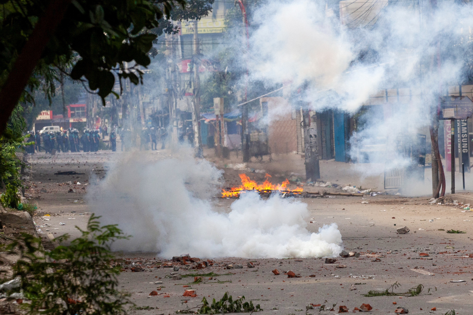 Bangladesh decreta toque de recolher e mobiliza militares em meio a onda de protestos - AFP