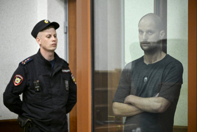 Rússia condena jornalista americano a 16 anos de prisão