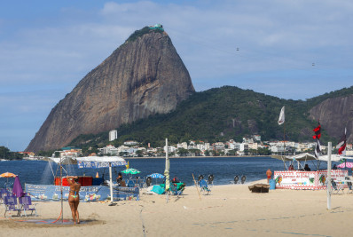 Bombeiros seguem buscas por desaparecido na Praia do Flamengo