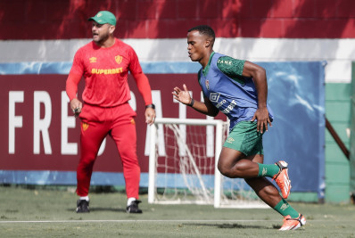 Vídeo: após a Copa América, Jhon Arias se reapresenta ao Fluminense