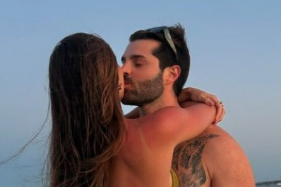 Alok troca beijos com a mulher, Romana Novais, durante viagem