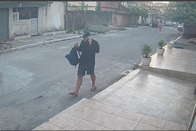 Câmera de segurança flagra tentativa de assalto que terminou na morte de pai e filho em Nova Iguaçu