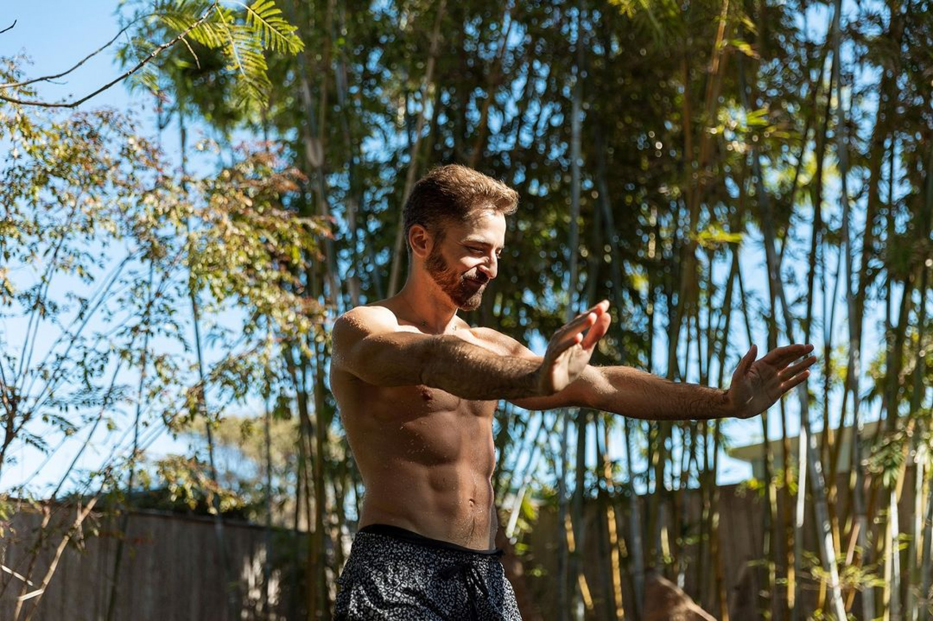 Thales Bretas faz banho de gelo e exibe tanquinho nas redes sociais - Reprodução / Instagram