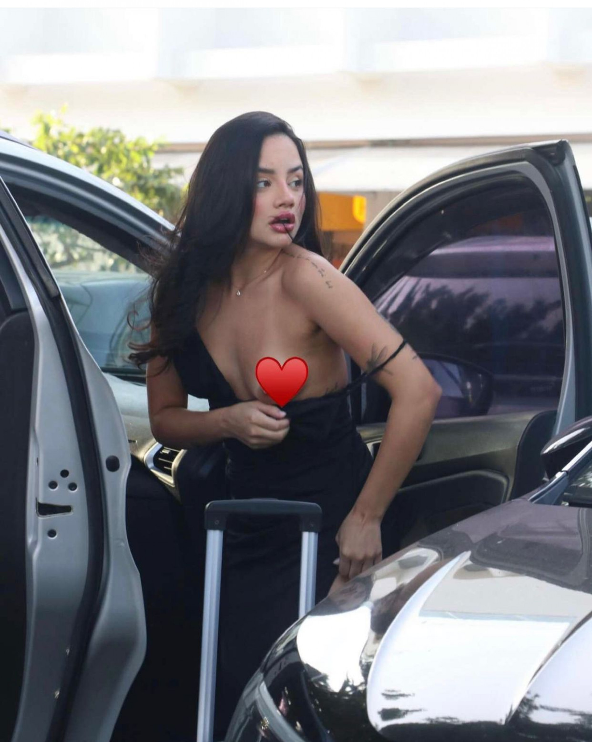 Ex-affair de Neymar mostra demais ao se trocar em aeroporto do Rio - Foto: AgNews