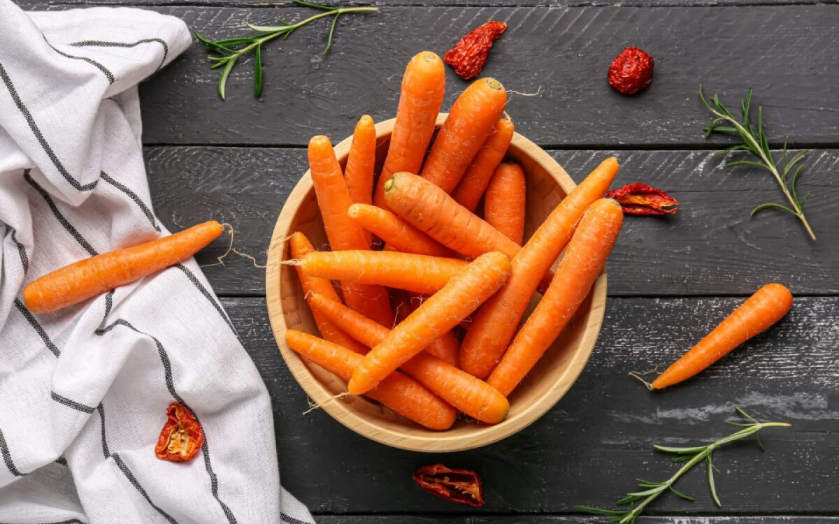 A cenoura &eacute; um superalimento vers&aacute;til com diversos benef&iacute;cios para a sa&uacute;de (Imagem: Pixel-Shot | Shutterstock)