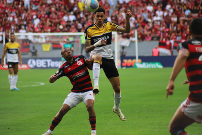 Flamengo vira sobre o Criciúma com pênalti bizarro no fim e volta a vencer no Brasileirão