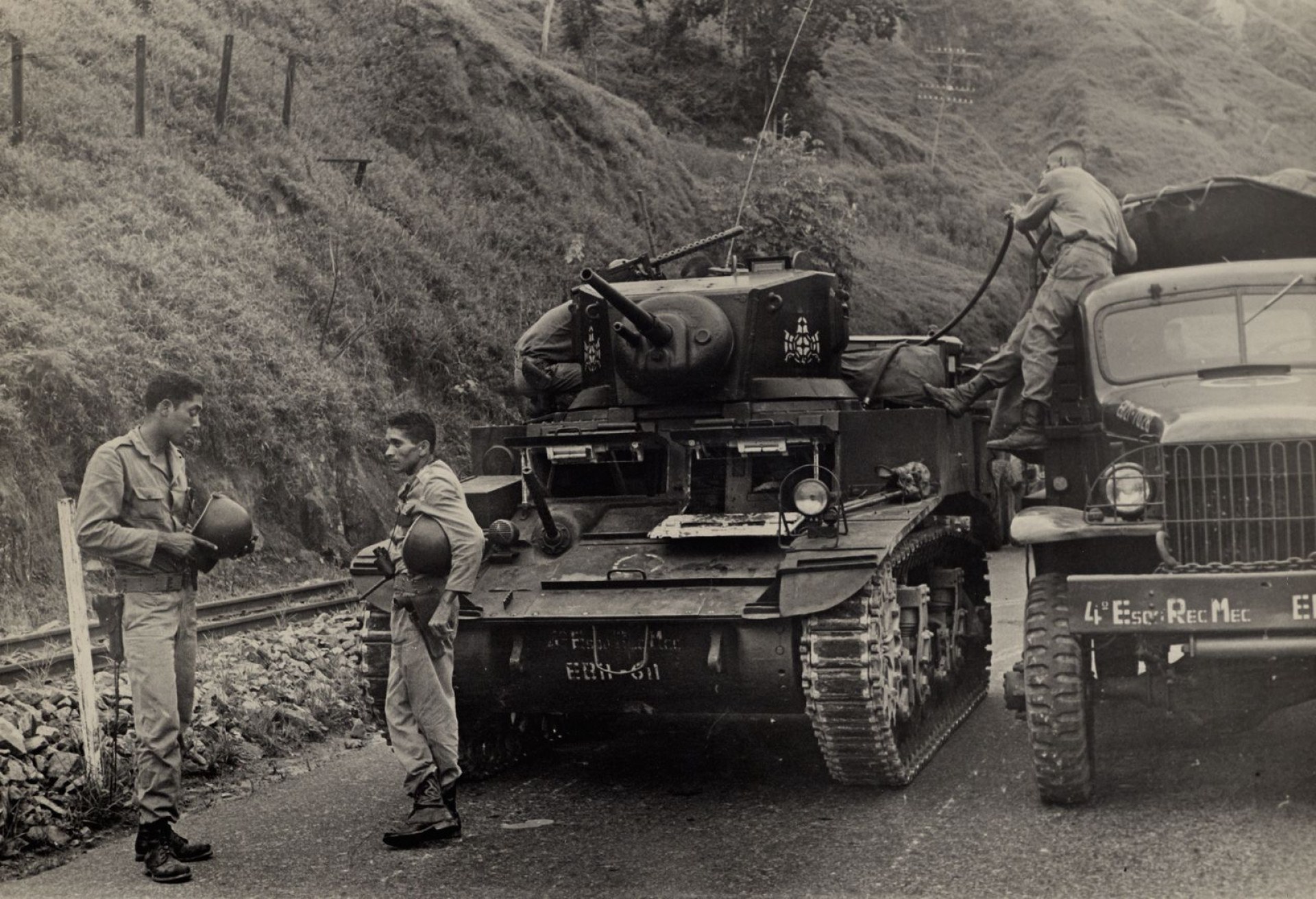Tanque e caminh&atilde;o da 4&ordf; Regi&atilde;o Militar a caminho do Rio em 31 de mar&ccedil;o de 1964 - Correio da Manh&atilde; / Arquivo Nacional