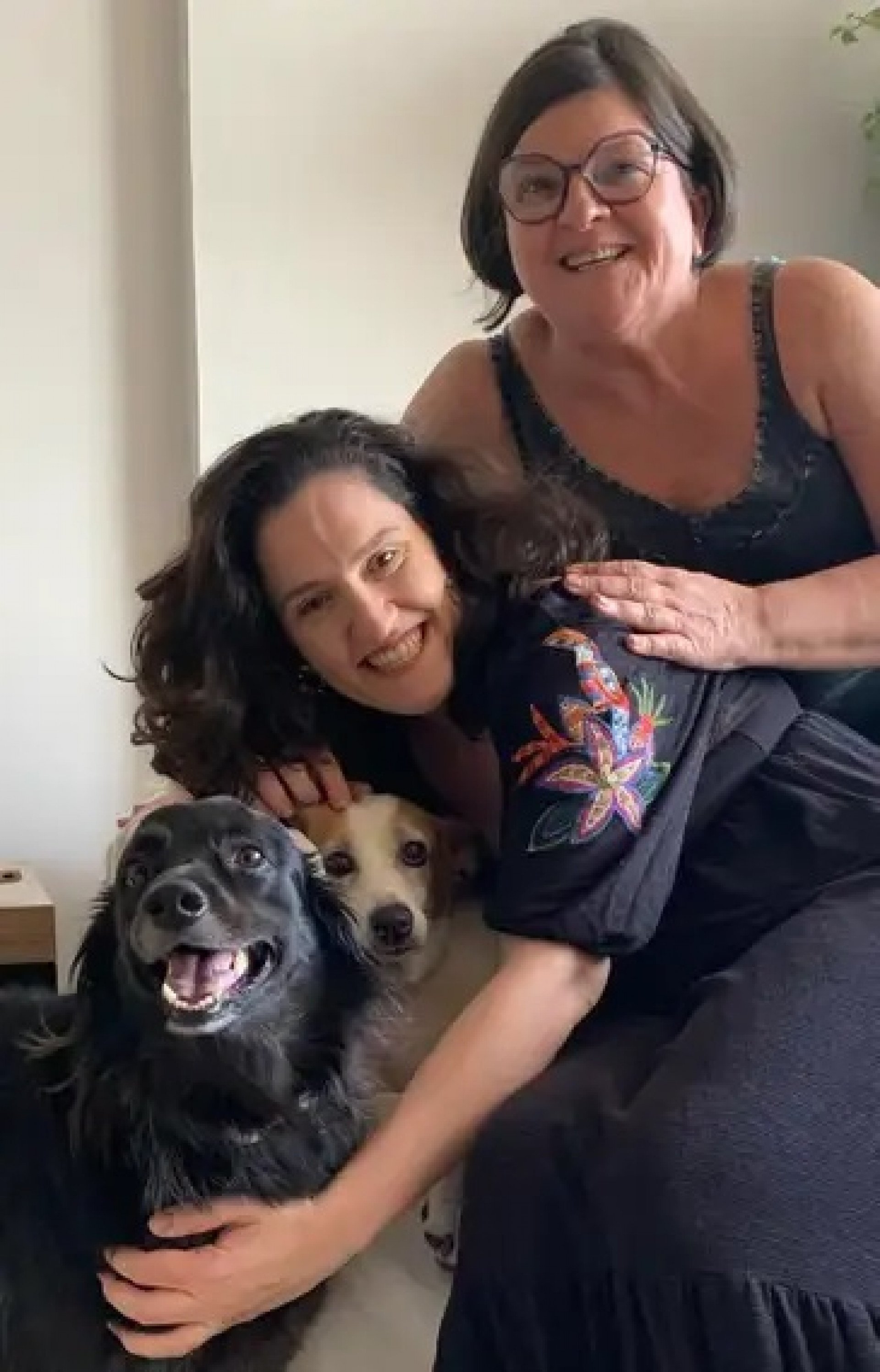 O amor dos pets Elza e Alfred ajudaram Carla e a filha Gabriela a superar a morte de outra cachorrinha - Carla Ribeiro/Arquivo pessoal