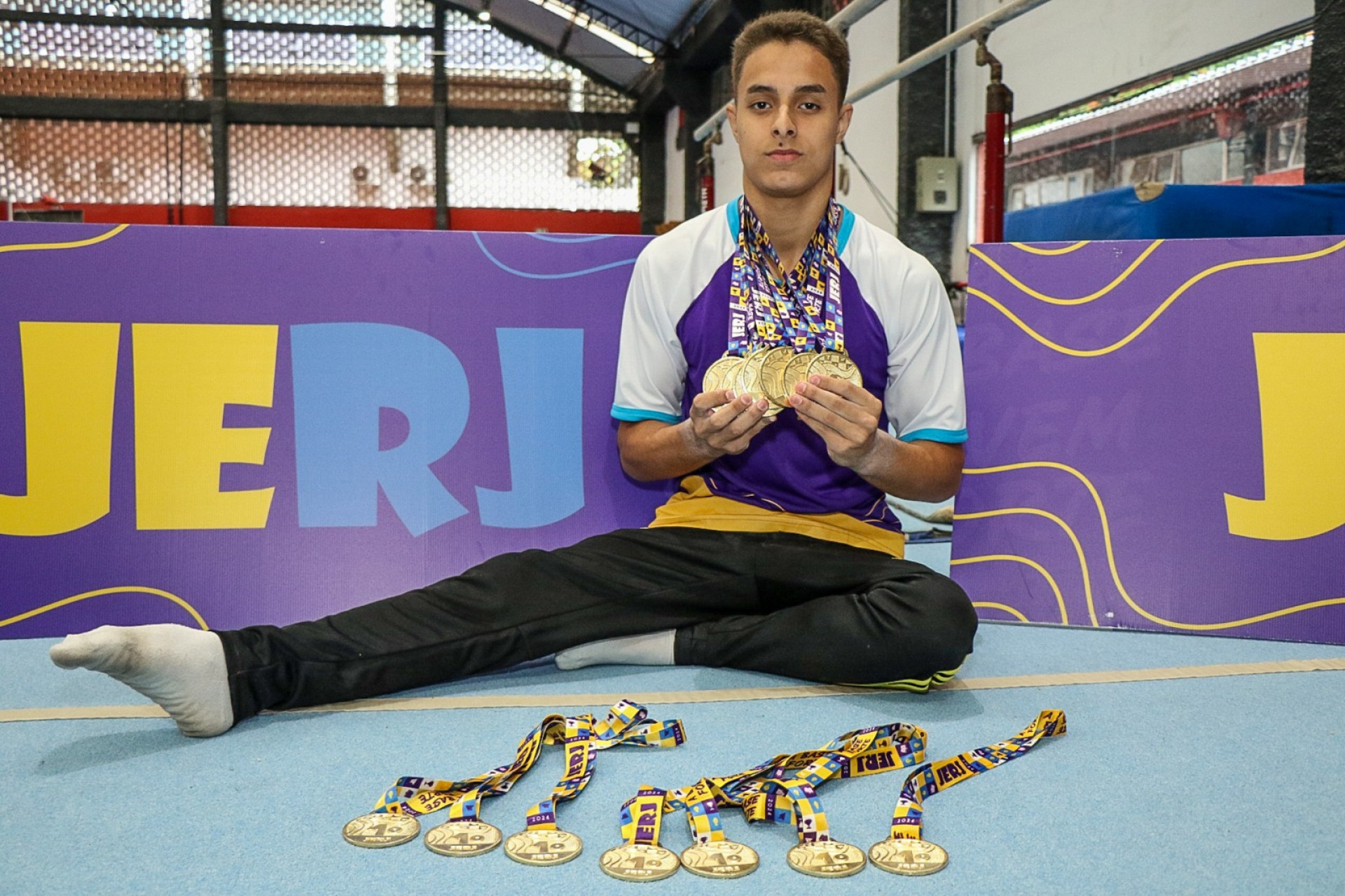 Brian Barreto, 16, aluno do Col&eacute;gio Estadual Andr&eacute; Maurois, no Leblon, mostra suas medalhas - Sandra Barros / Divulga&ccedil;&atilde;o Seeduc