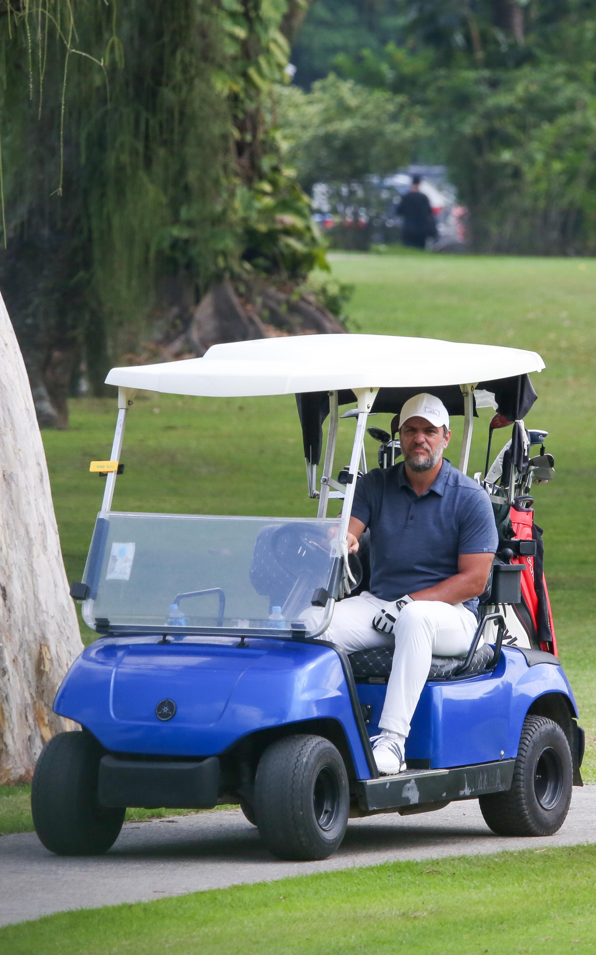 Rodrigo Lombardi no carrinho de golf em clube no Rio