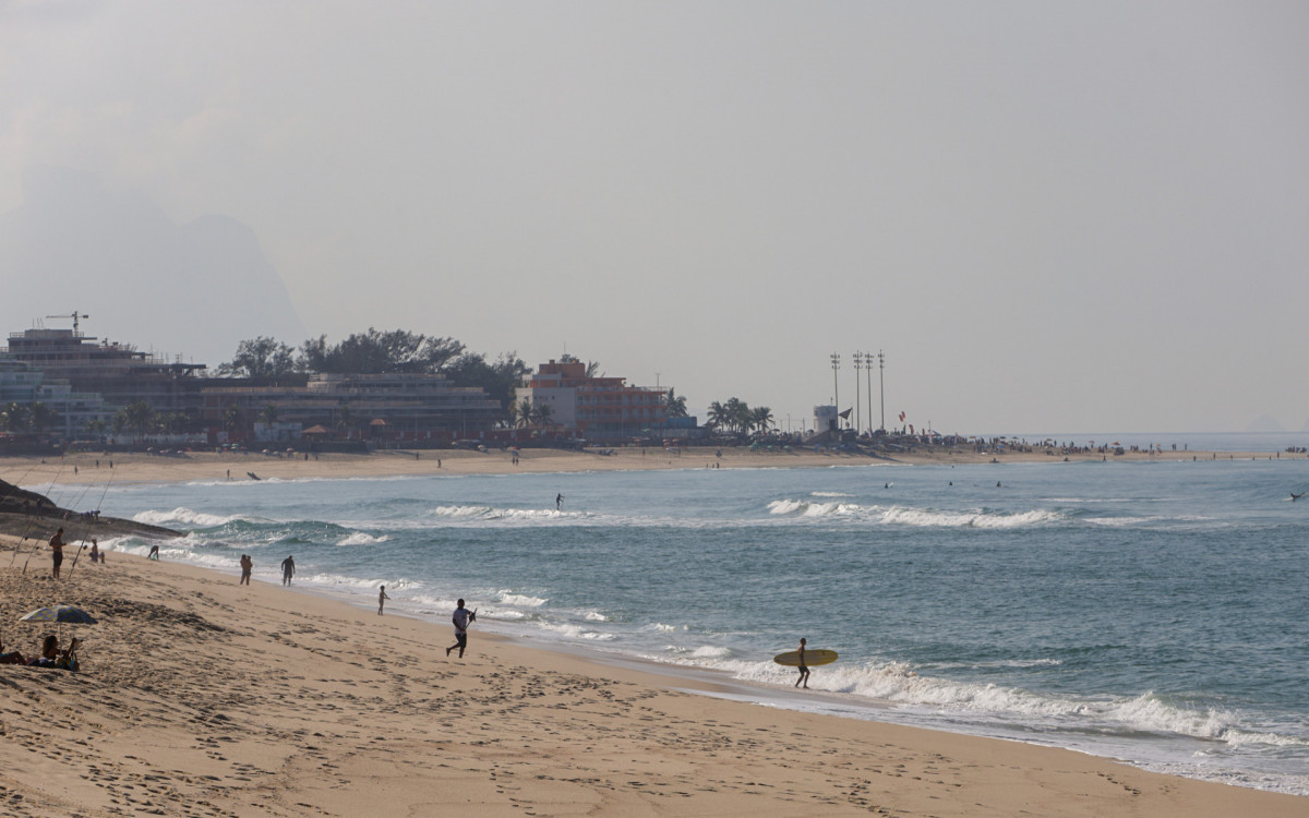 Praia da Macumba, no Recreio, ficou com mar calmo neste domingo (21)