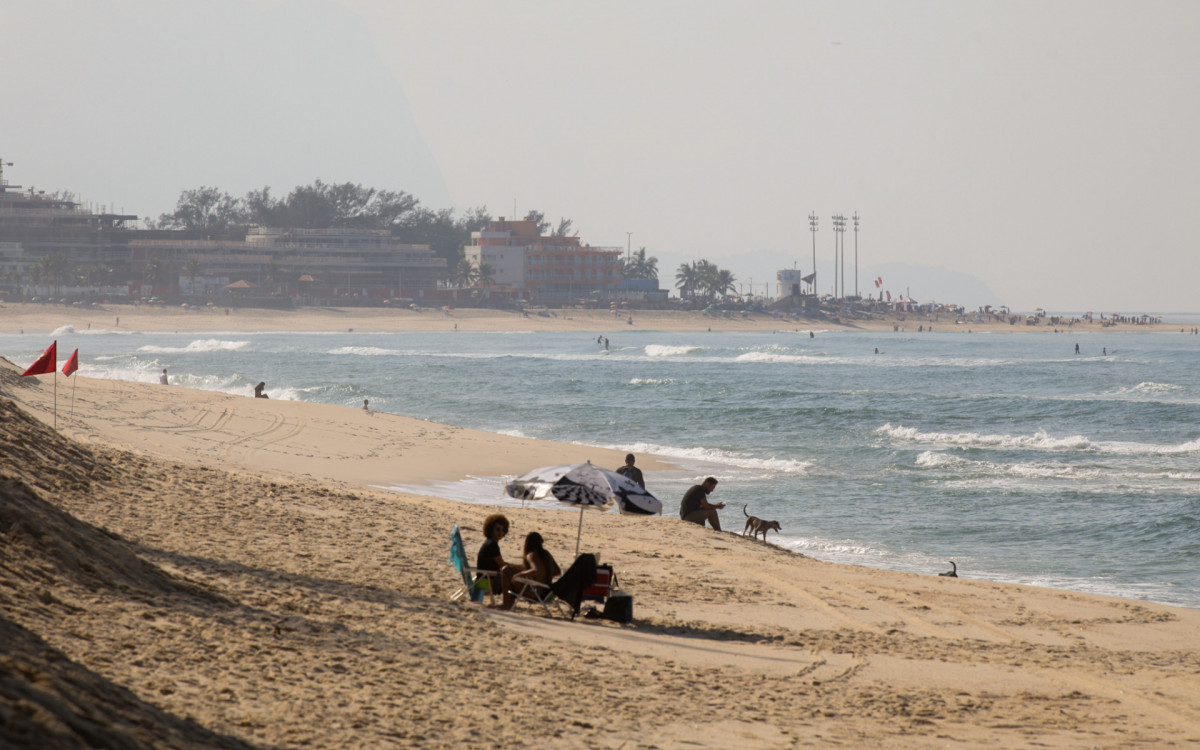 Praia da Macumba, no Recreio, ficou com mar calmo neste domingo (21)