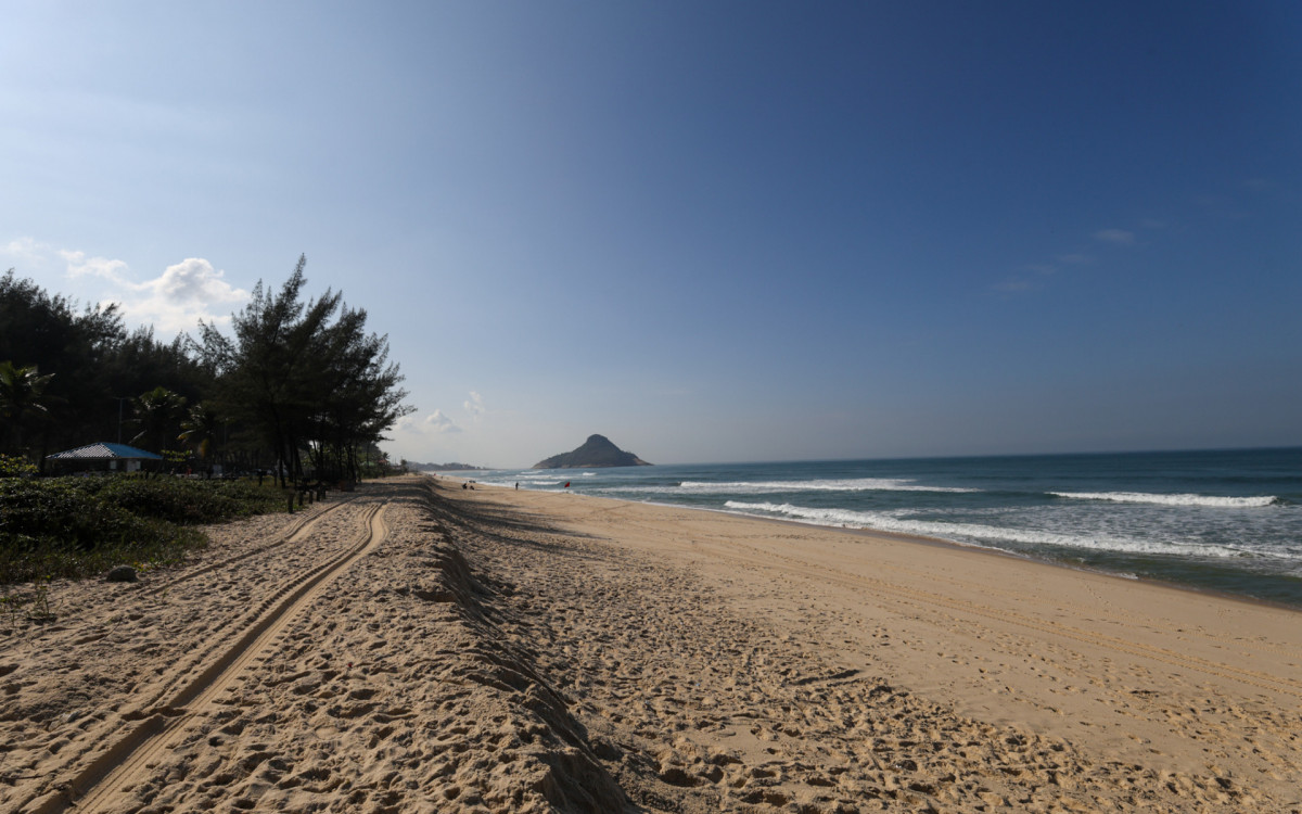 Praia da Macumba, no Recreio, ficou com mar calmo neste domingo (21)