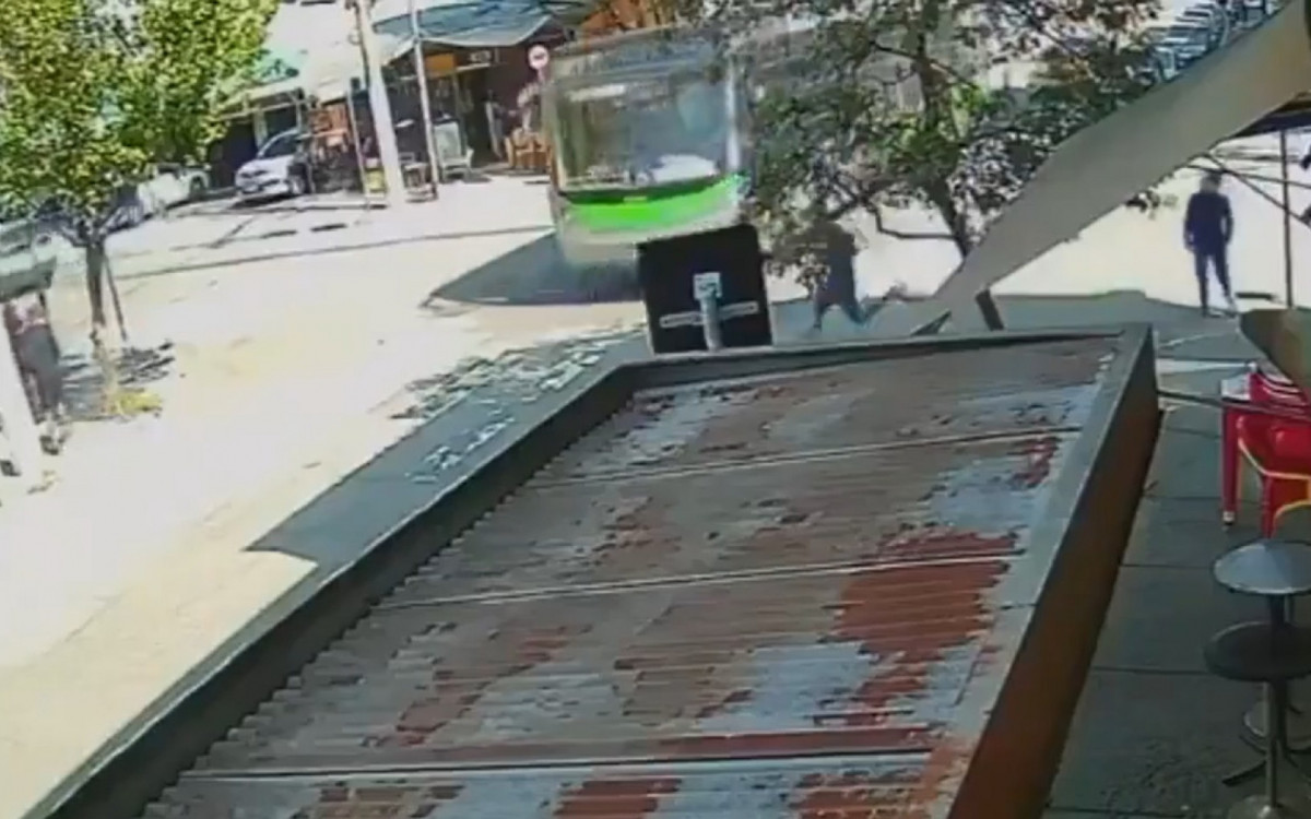 Adolescente é atropelado ao tentar atravessar a rua com celular roubado