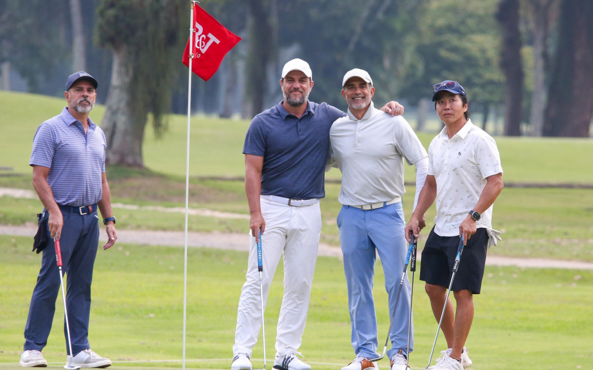 Rodrigo Lombardi e Marcos Pasquim jogam golf com amigos em clube no Rio