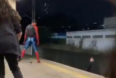 'Homem-aranha' joga agressor em trilhos do metrô após levar soco; Vídeo