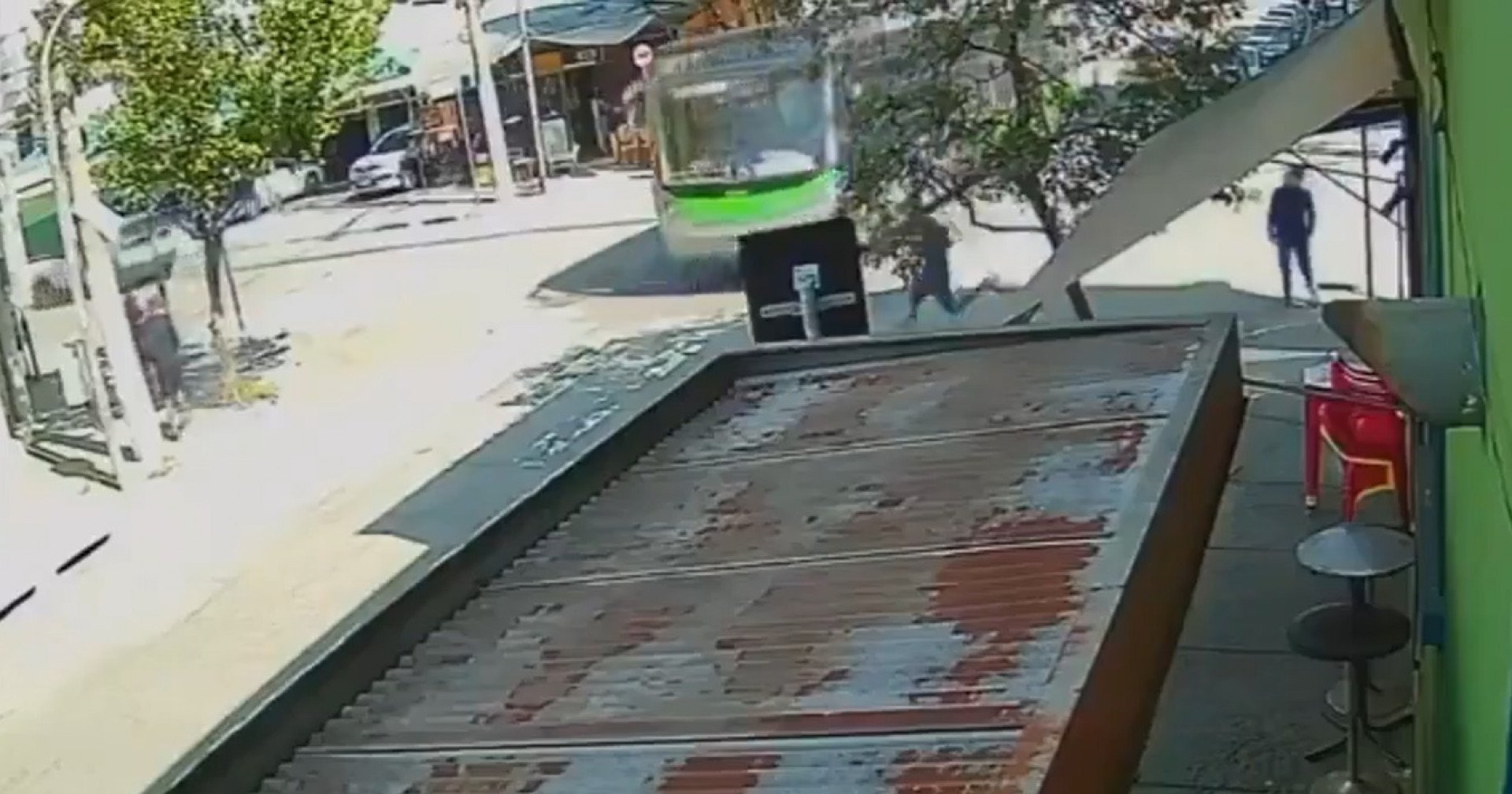 Adolescente é atropelado ao tentar atravessar a rua com celular roubado - Reprodução