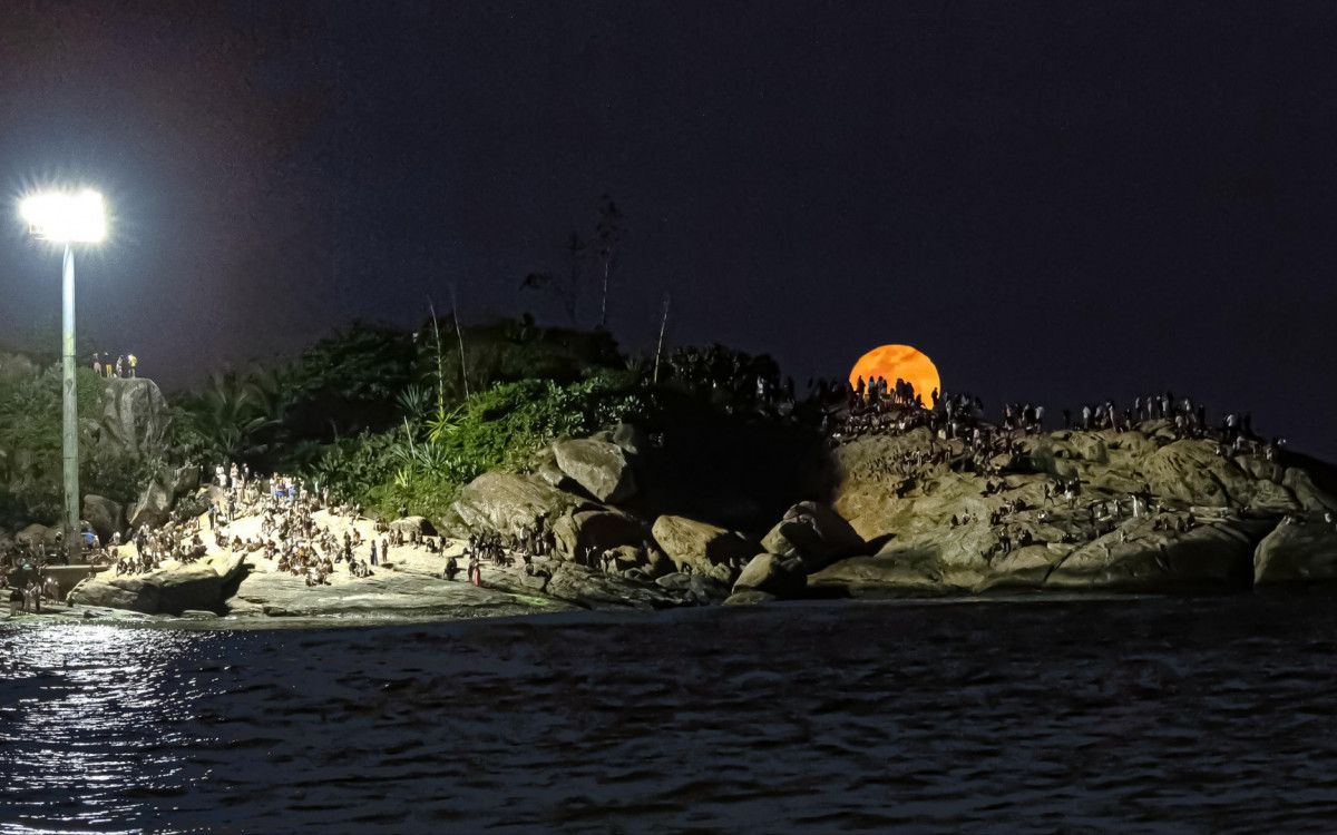 Lua surgindo por trás da Pedra do Arpoador - Bruno Dulcetti / @dul7art