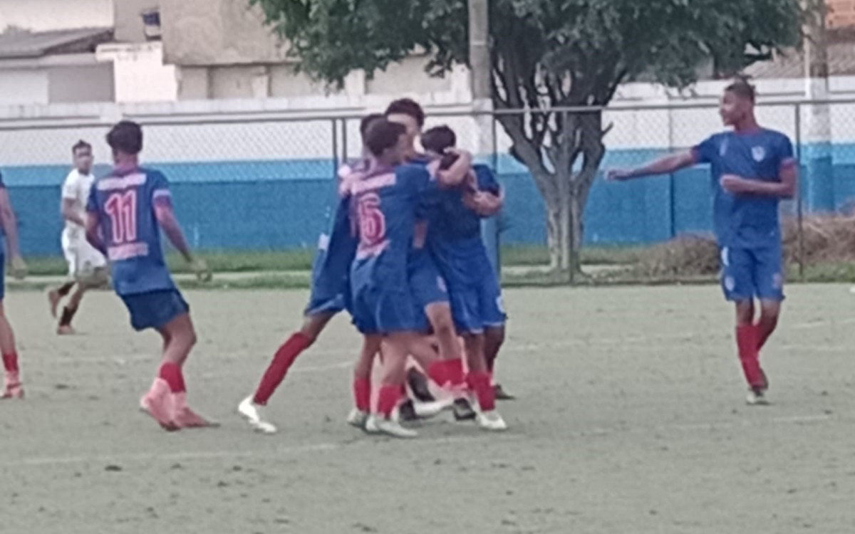 Jogadores do Belford Roxo comemorando a classificação para as semifinais