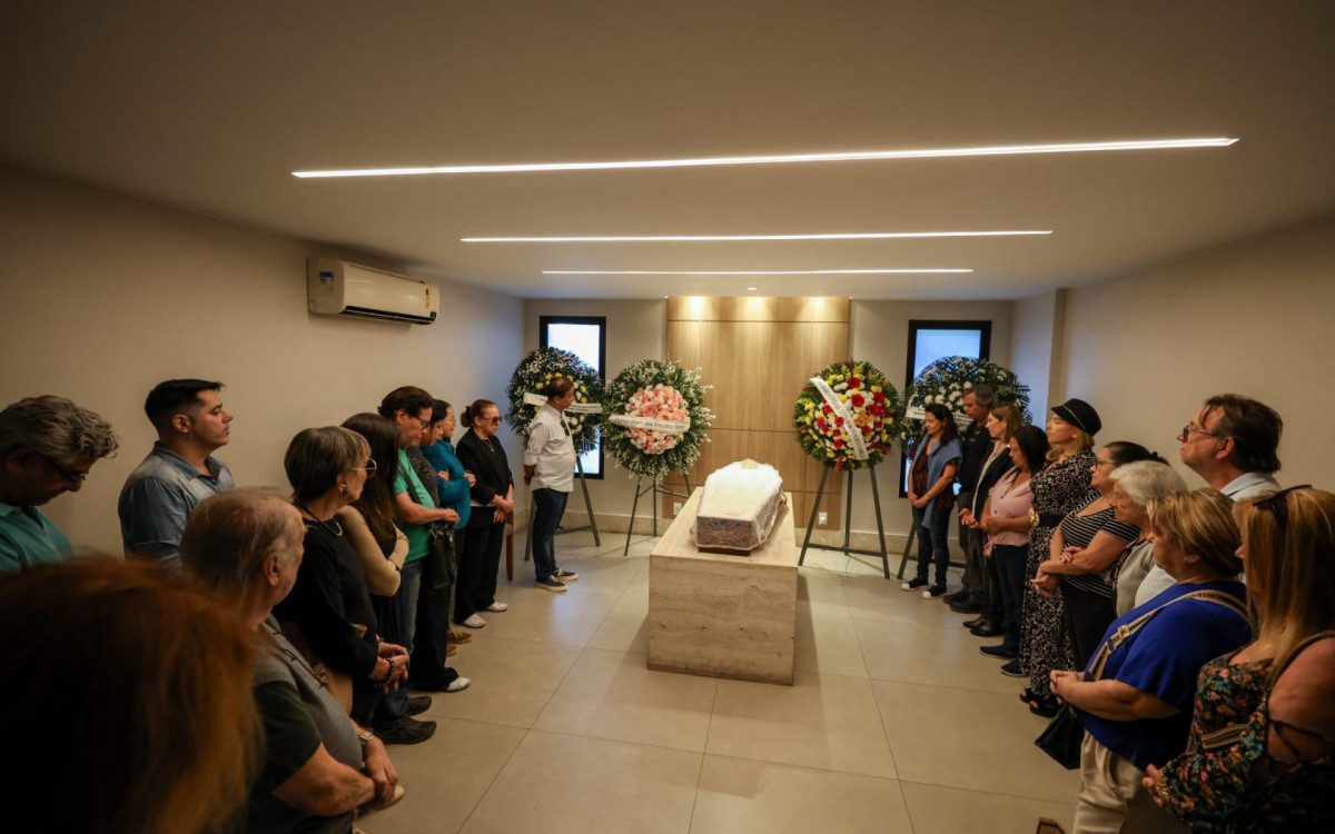 Familiares e amigos se despedem de Iran Lima, o \'Seu Candinho\' da \'Escolinha do Professor Raimundo\'