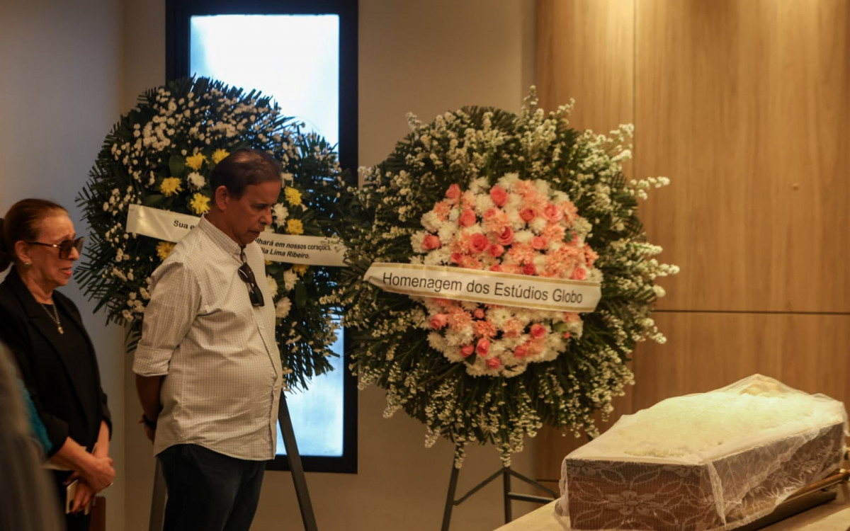 Familiares e amigos se despedem de Iran Lima, o \'Seu Candinho\' da \'Escolinha do Professor Raimundo\'