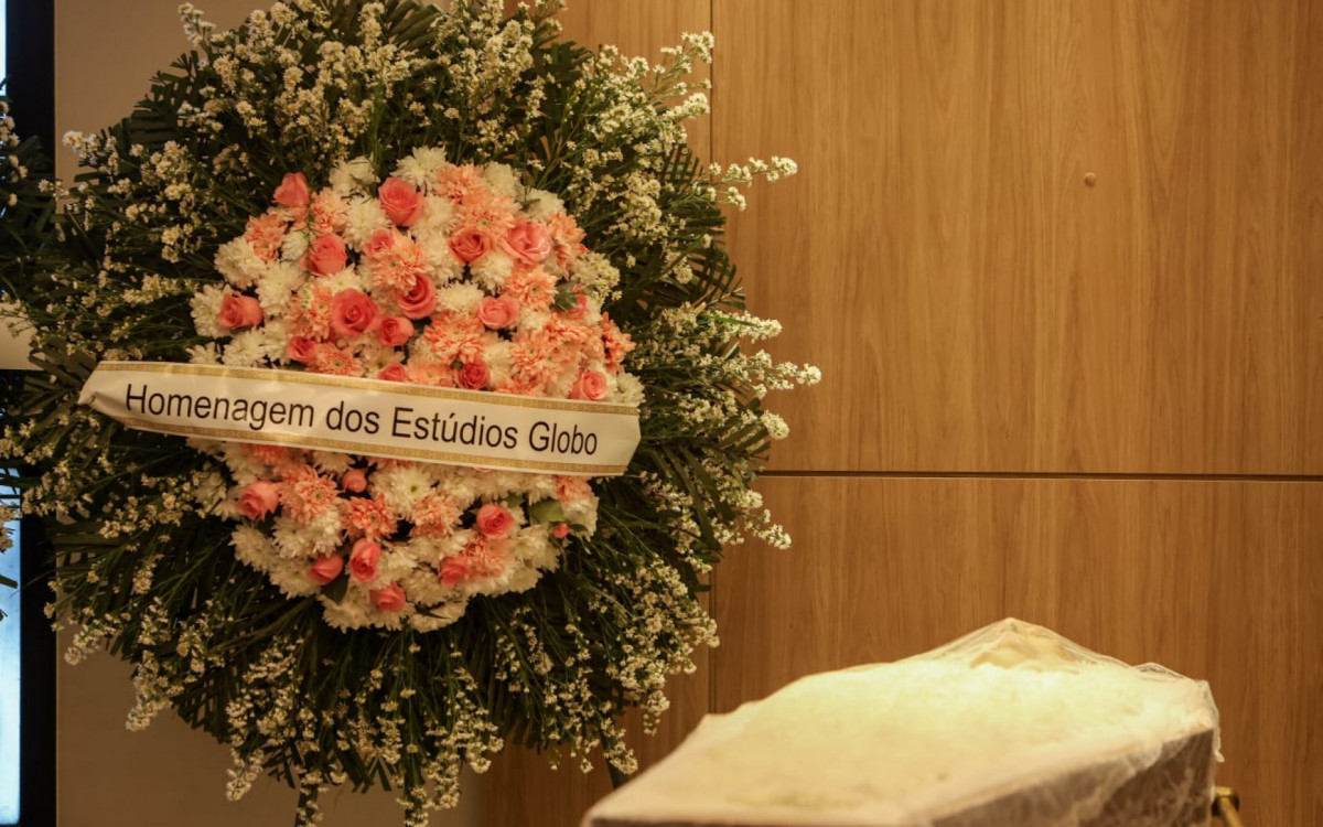 Familiares e amigos se despedem de Iran Lima, o \'Seu Candinho\' da \'Escolinha do Professor Raimundo\'