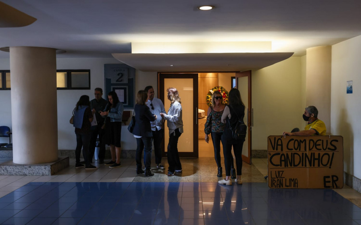 Familiares e amigos se despedem de Iran Lima, o \'Seu Candinho\' da \'Escolinha do Professor Raimundo\'
