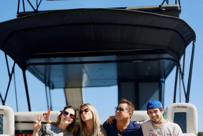 Virginia e Zé Felipe impressionam ao presentear Leonardo com barco: 'Curtir juntos na fazenda'