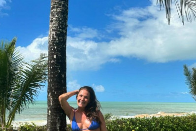 De biquíni, Carolina Ferraz renova o bronzeado e ganha elogios