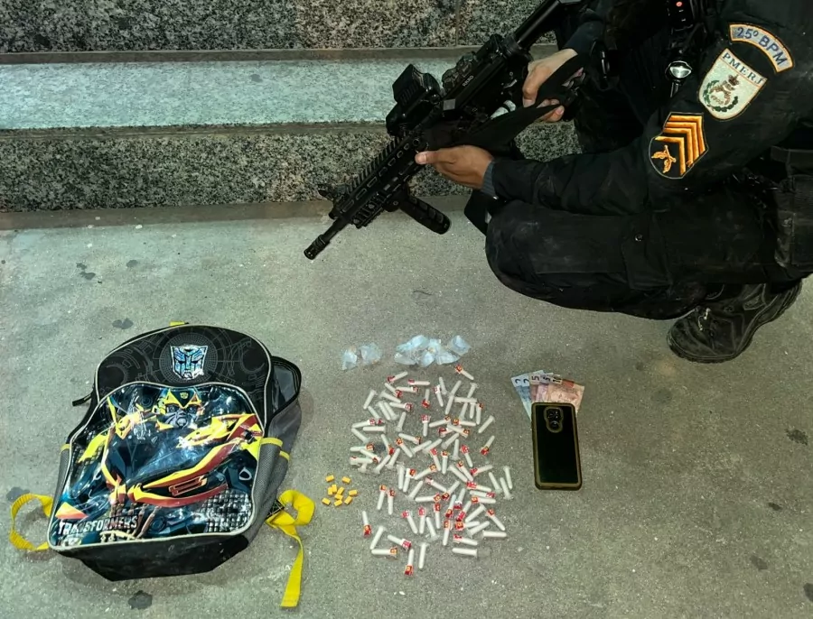 Homem é preso com entorpecentes após tentar se esconder em construção em Araruama