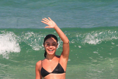 Sophie Charlotte se refresca no mar da Barra da Tijuca e dá show de simpatia