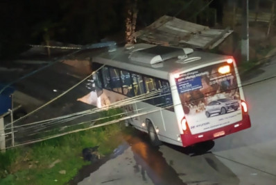 Ônibus cai em residência no Siméria