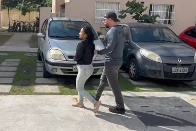 Mulher é presa suspeita de mandar matar vizinha após discussão por causa de cachorros