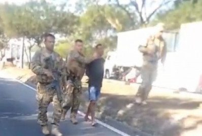 Homem é preso após roubar carro e manter duas pessoas reféns na Avenida Brasil