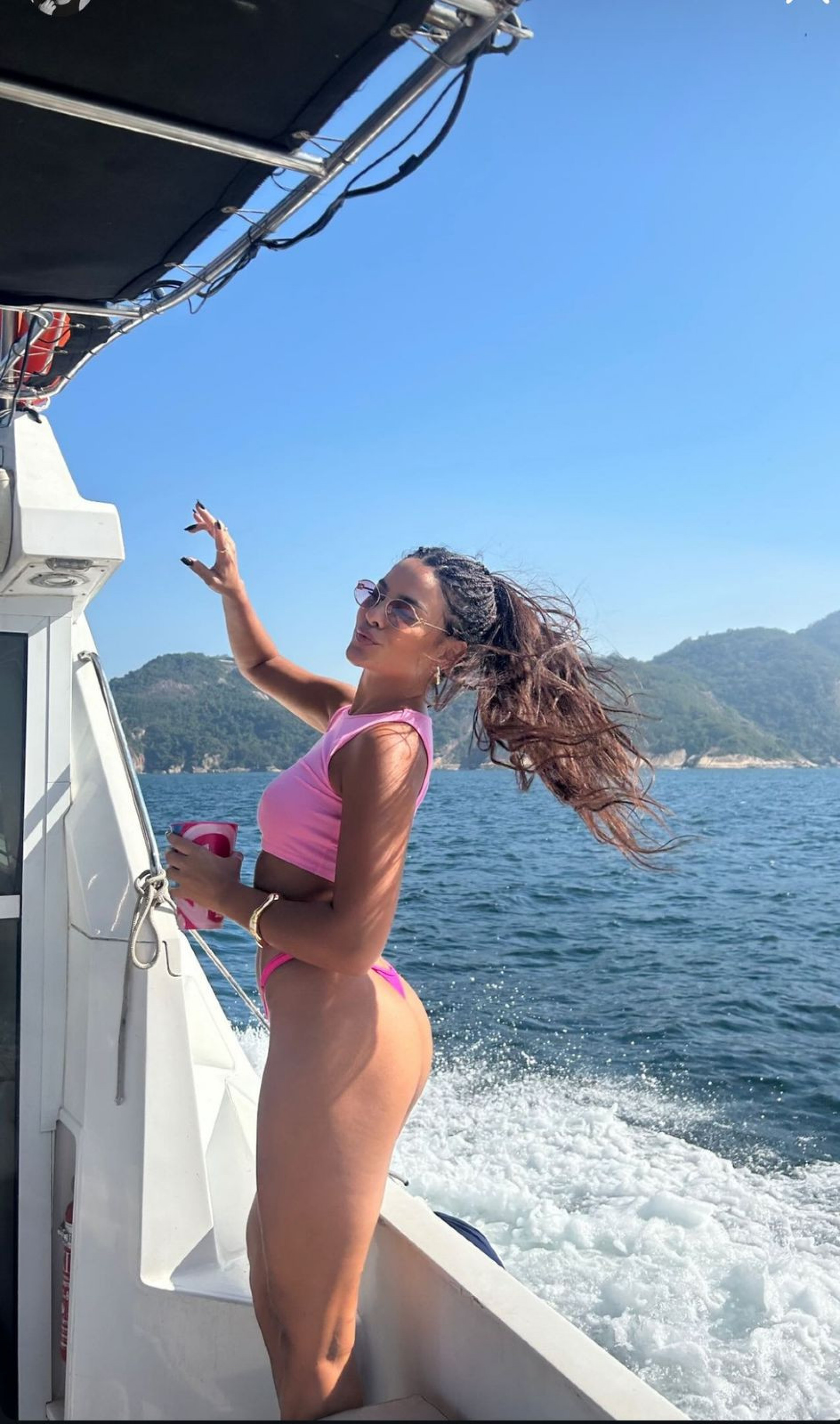 Bella Campos curte passeio de barco no Rio - Reprodução / Instagram