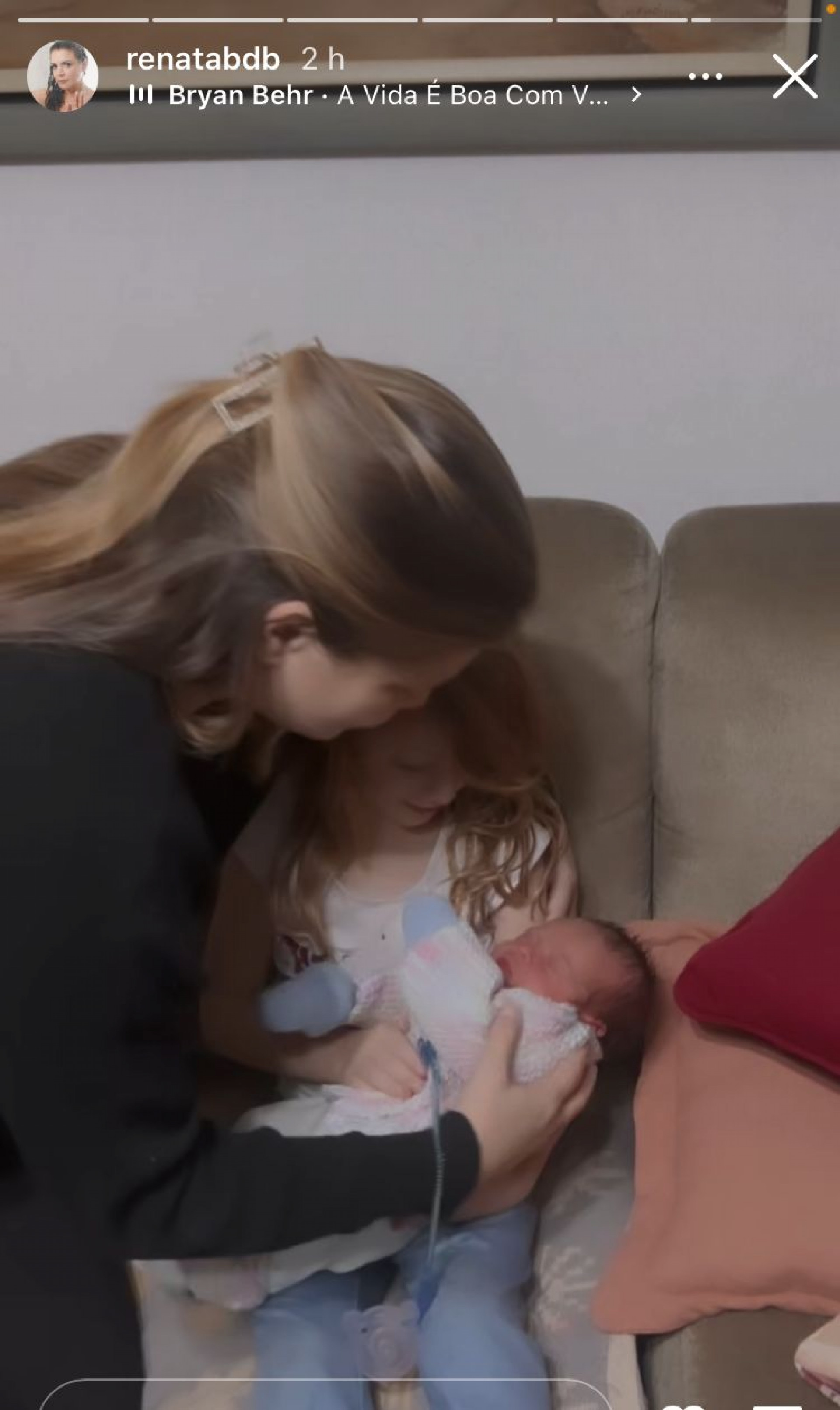 Renata del Bianco abraça filhos - Reprodução / Instagram