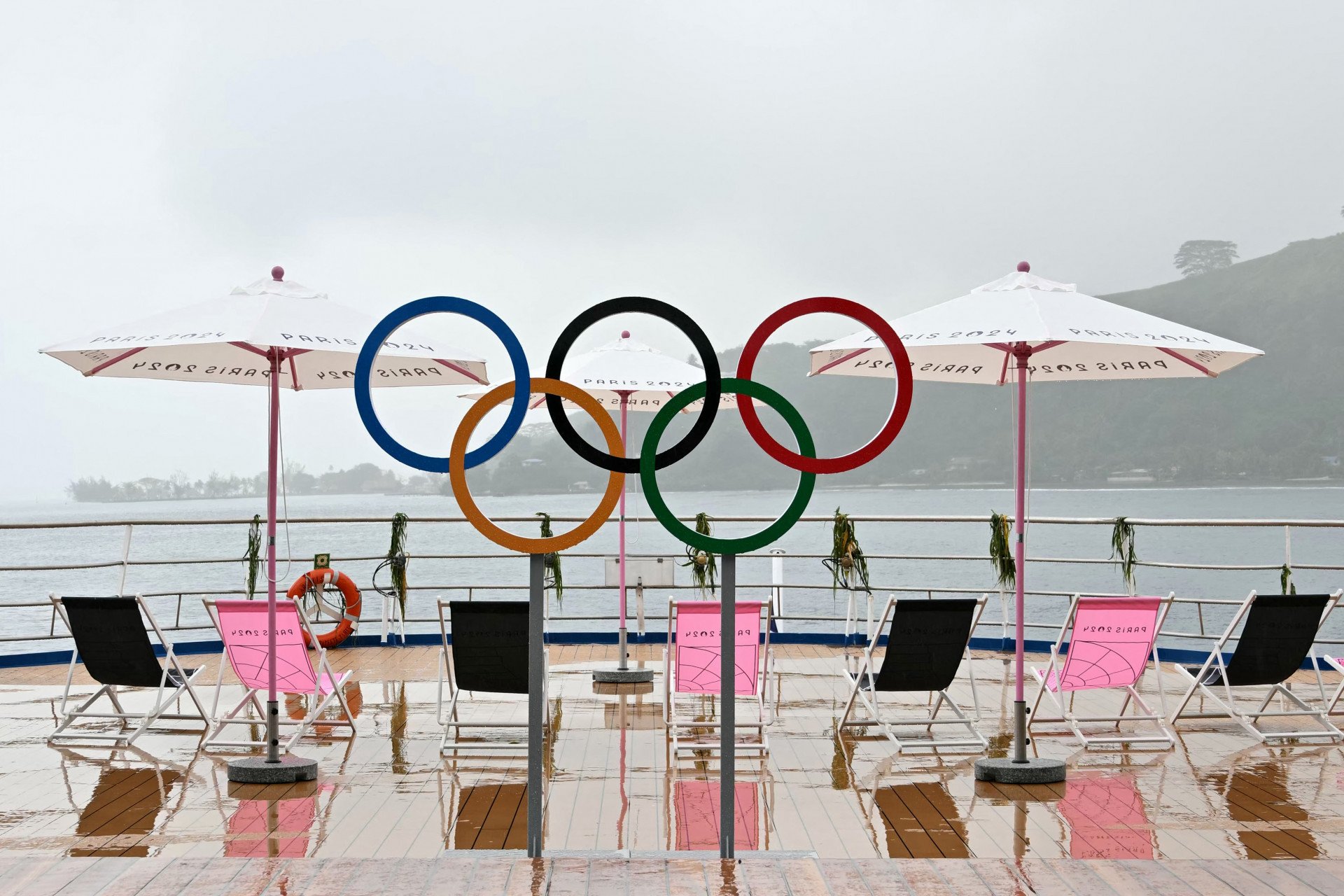 Convés do cruzeiro Aranui 5 está enfeitado com anéis olímpicos - AFP