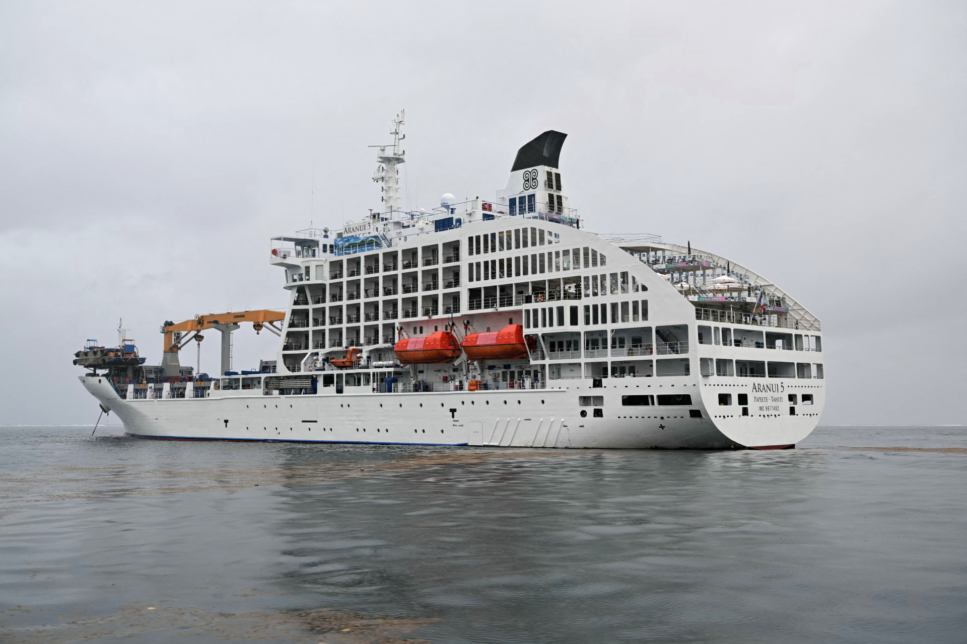 Navio de cruzeiro Aranui 5 hospeda surfistas para os Jogos de Paris - AFP
