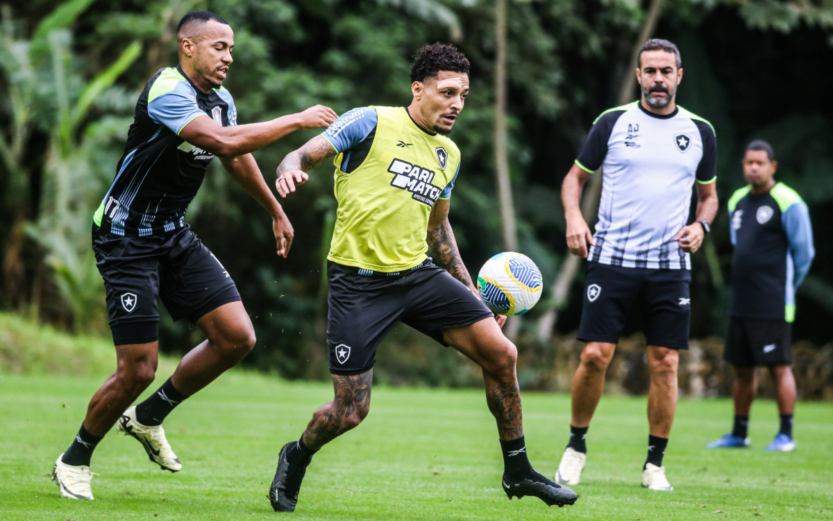 Gregore, Marlon Freitas e Artur Jorge em treino do Botafogo