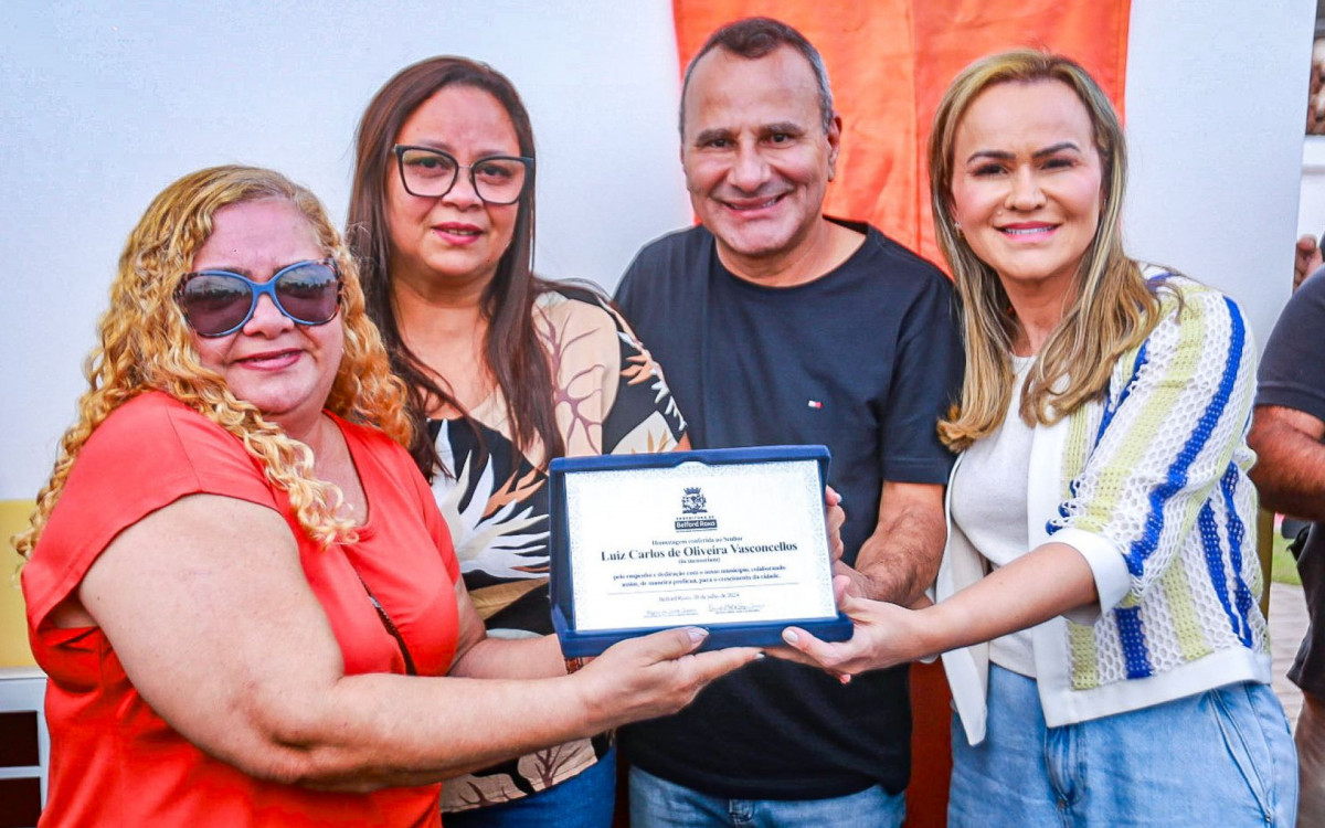 A viúva Luzinete e a irmã do homenageado Simone receberam uma placa especial das mãos do prefeito Waguinho e da deputada Daniela