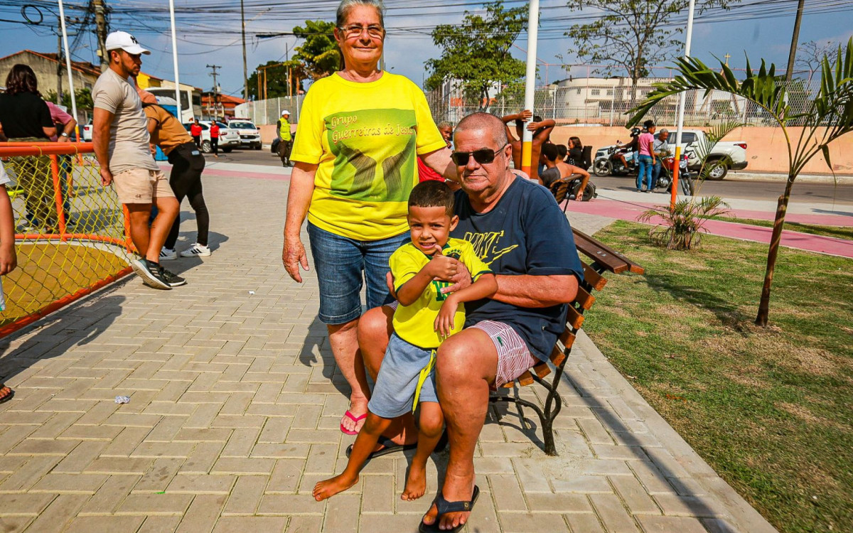 A professora Ieda Souza prestigiou a inauguração da praça ao lado do neto João Gabriel e do marido Luis Carlos