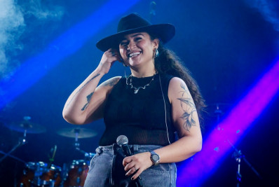 Luiza Martins recebe disco de ouro pelo álbum 'Continua'