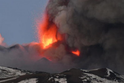 Aeroporto da Itália é fechado após erupção do maior vulcão da Europa